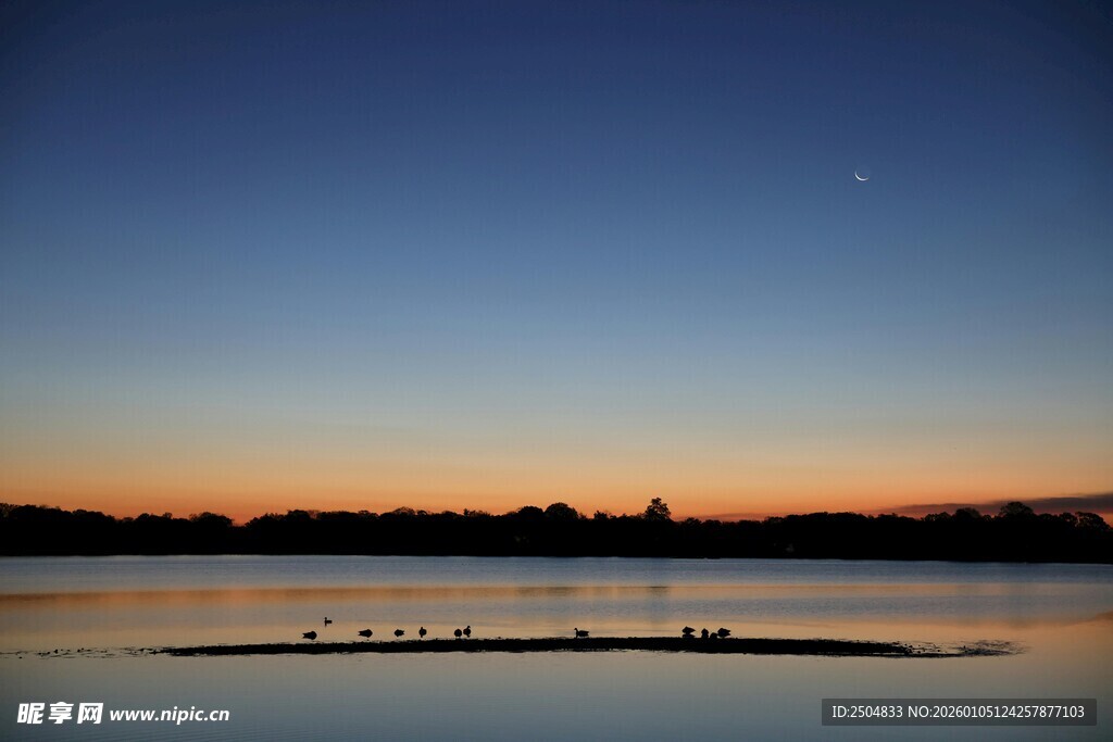 湖畔夕阳下的宁静船队