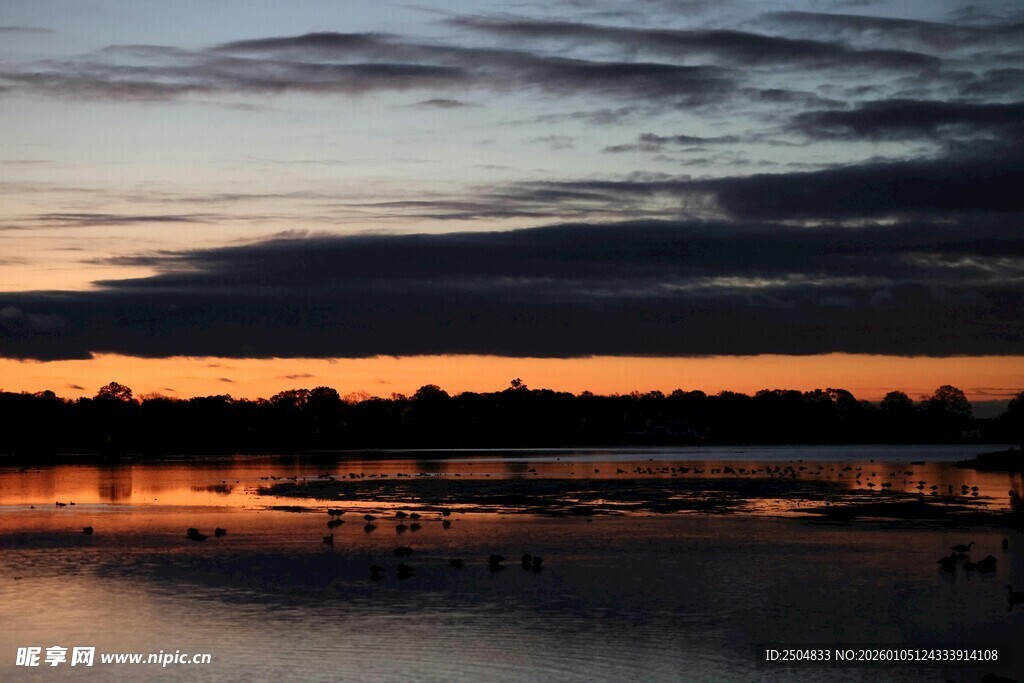 湖畔日落美景