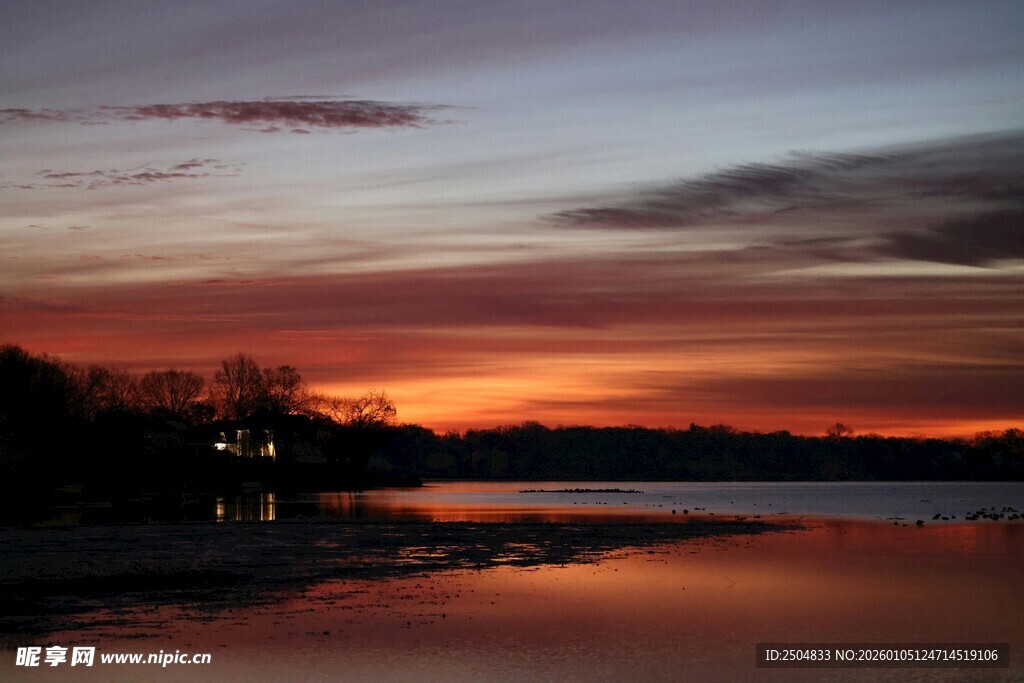 湖畔绝美日落景观
