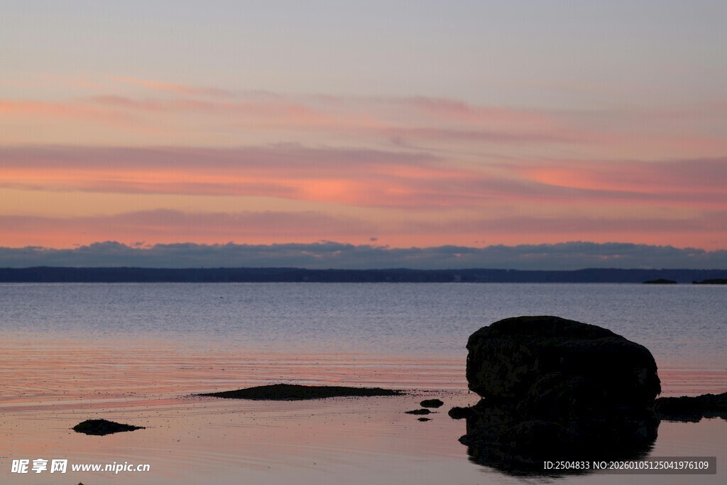 海边日落美景 孤石映霞光