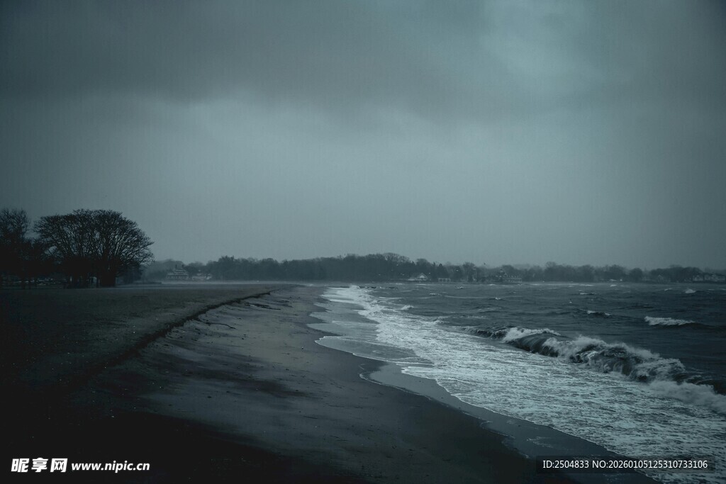  沉海岸边的海浪