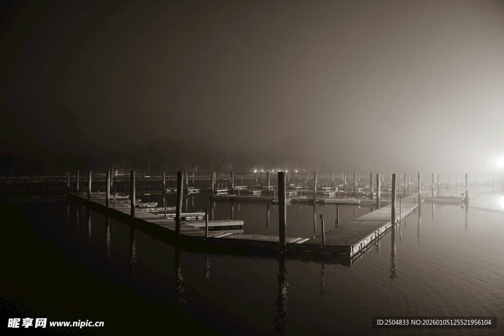 雾中静谧的水上码头景象