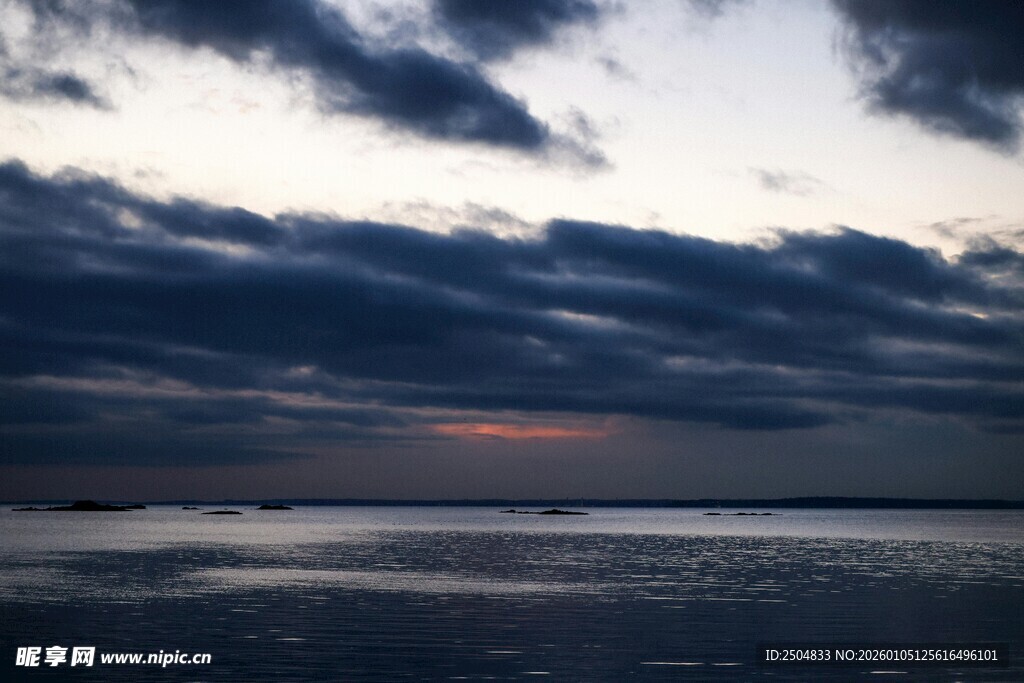 黄昏下的宁静海面