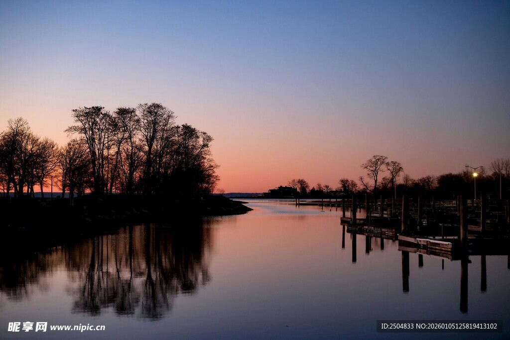 湖畔黄昏美景