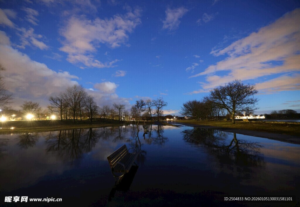 湖畔夜景 静谧天空与倒影