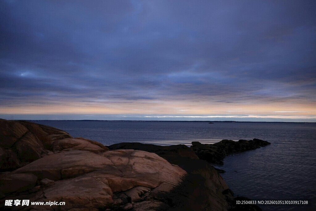 海边暮色下的宁静景致