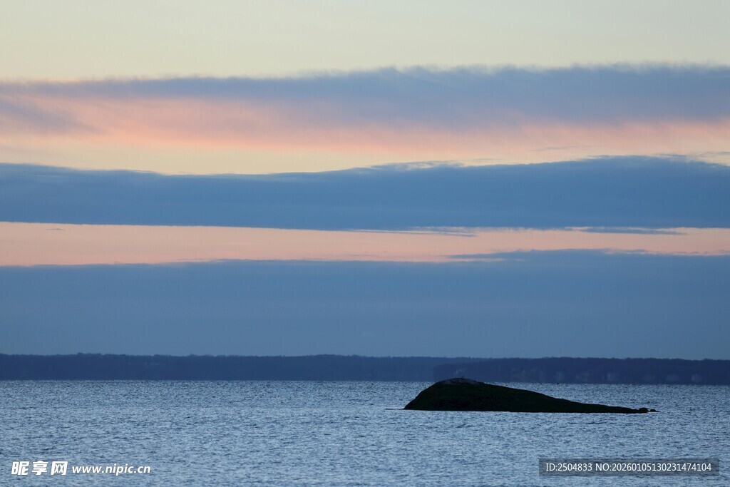 海上孤舟伴绚丽晚霞