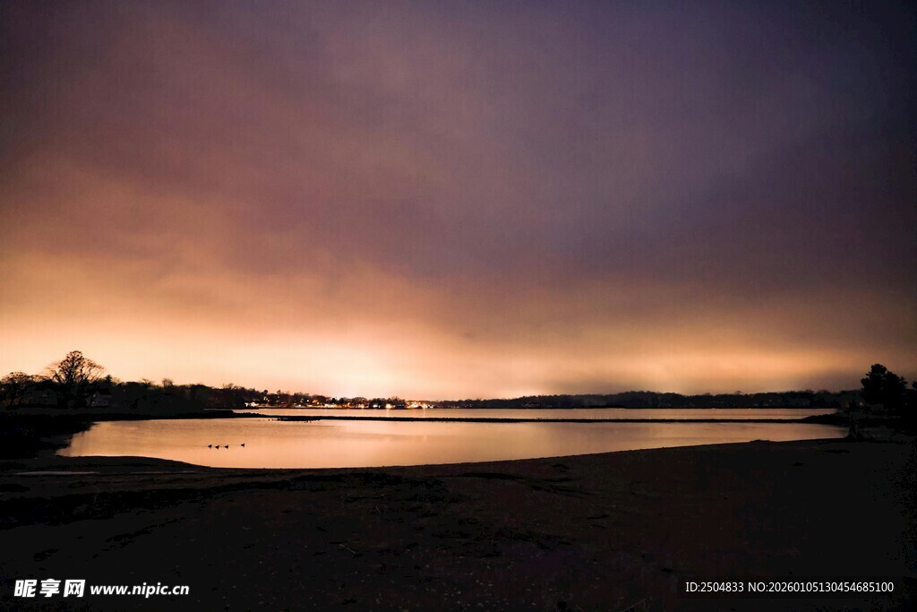 黄昏时分的静谧海滨景色