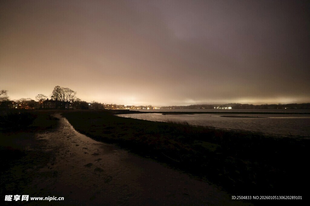 黄昏下的静谧海边小路