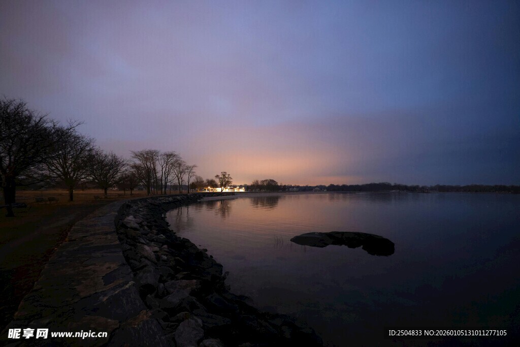 湖畔黄昏美景