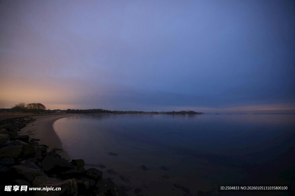 黄昏下宁静的海边景致
