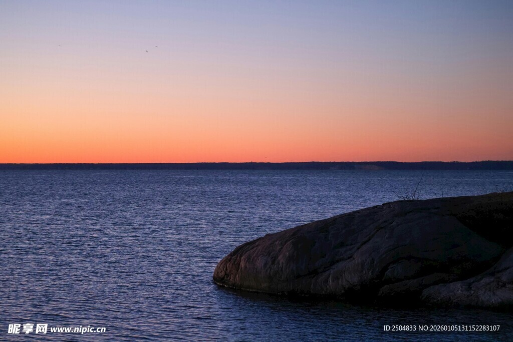 海边日落时的孤岩美景