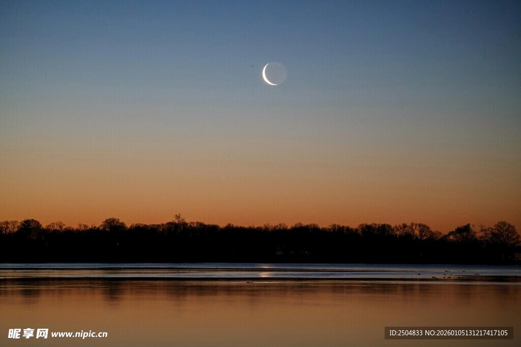 湖畔暮色中的弯弯新月