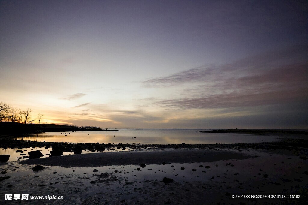 海边日落时分的静谧景象