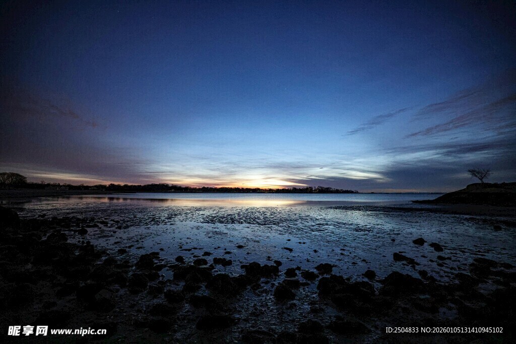 海边暮色下的静谧滩涂