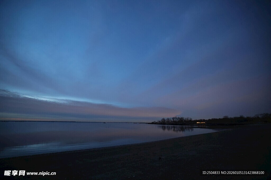 海边暮色中的美丽天空