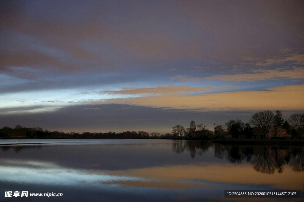 湖畔黄昏美景