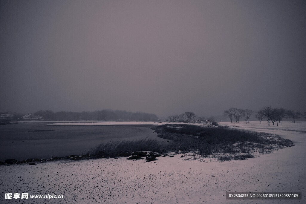 冬日雪景中的静谧河岸