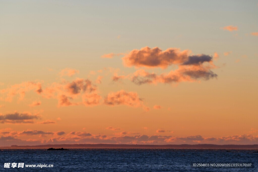 海上日落时分的美丽云彩