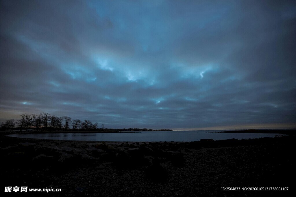 夜幕下的宁静湖岸风光