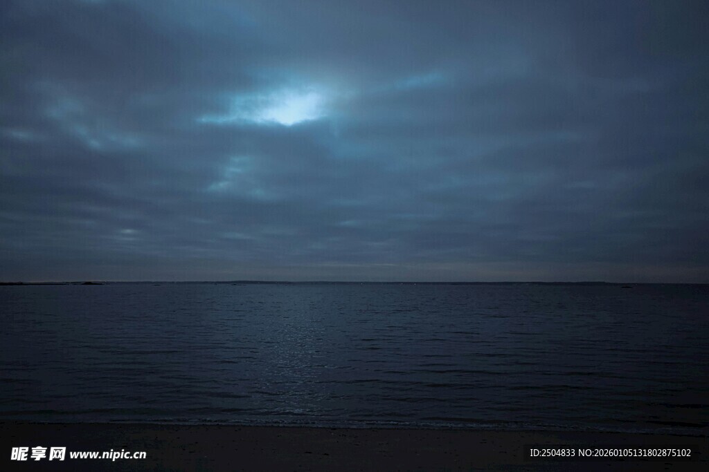 夜幕下平静的海面