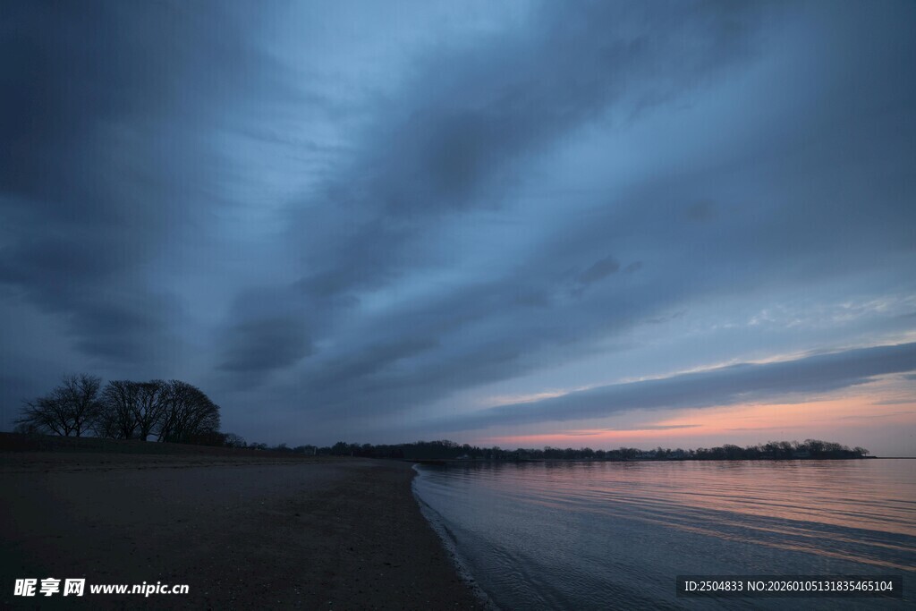 海边暮色下的静谧美景