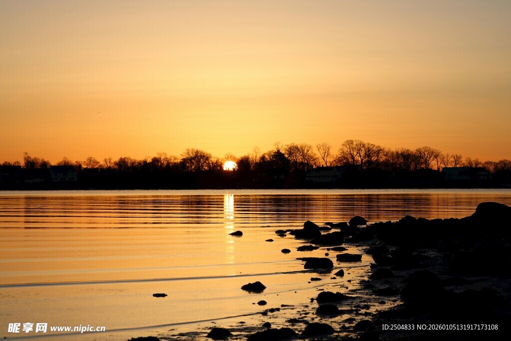 夕阳下的宁静河岸风光