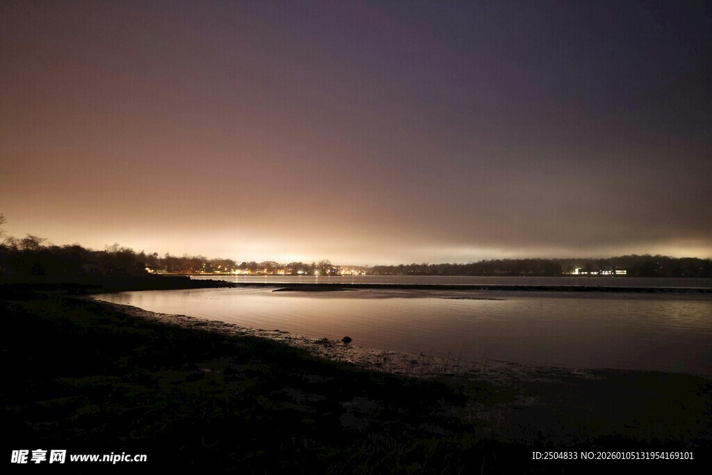 湖畔暮色夜景