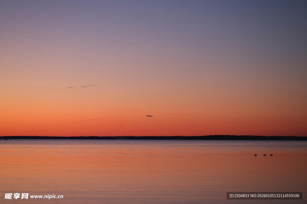 夕阳下平静湖面的美丽景象