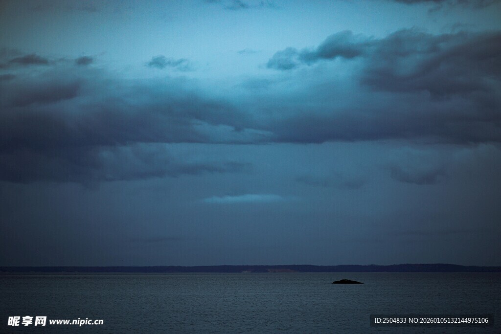 海上乌云下的孤独小船