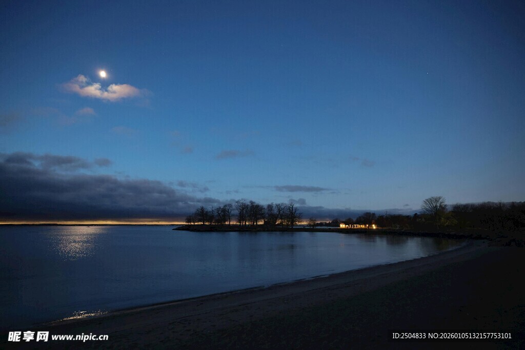 湖畔月夜美景