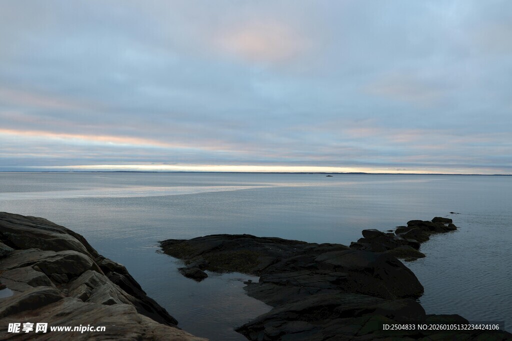 海边清晨宁静景致