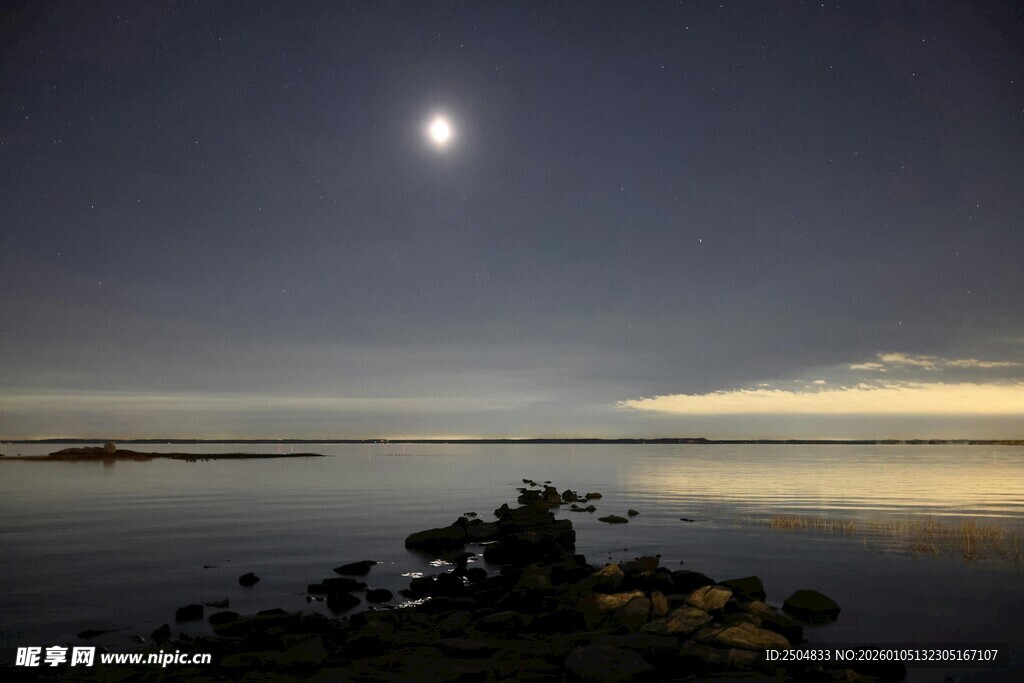 月夜下的静谧湖面
