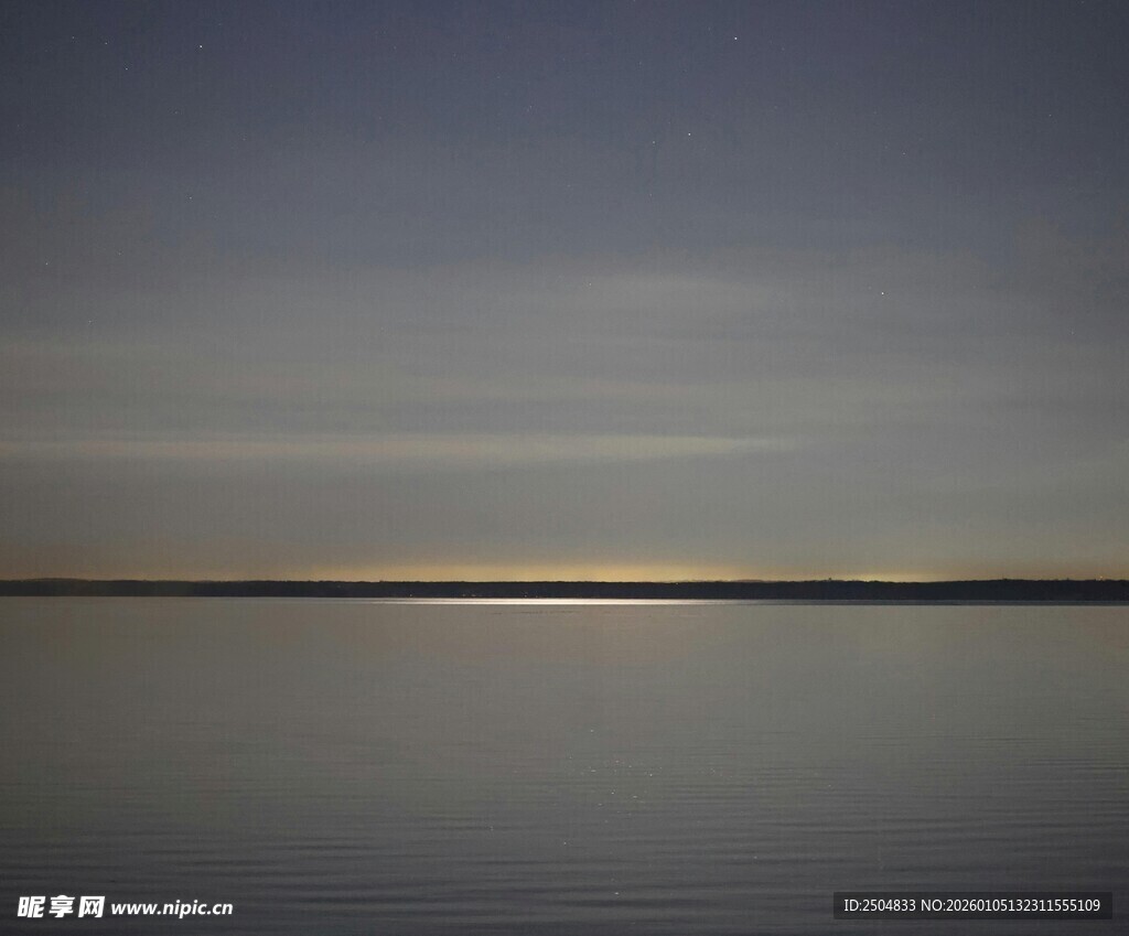 宁静湖面的夕阳天际景色