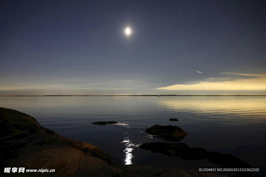 月夜下的静谧海边景色