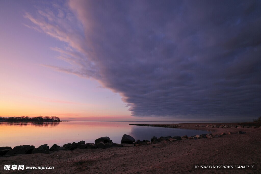 湖畔壮丽晚霞与乌云景观