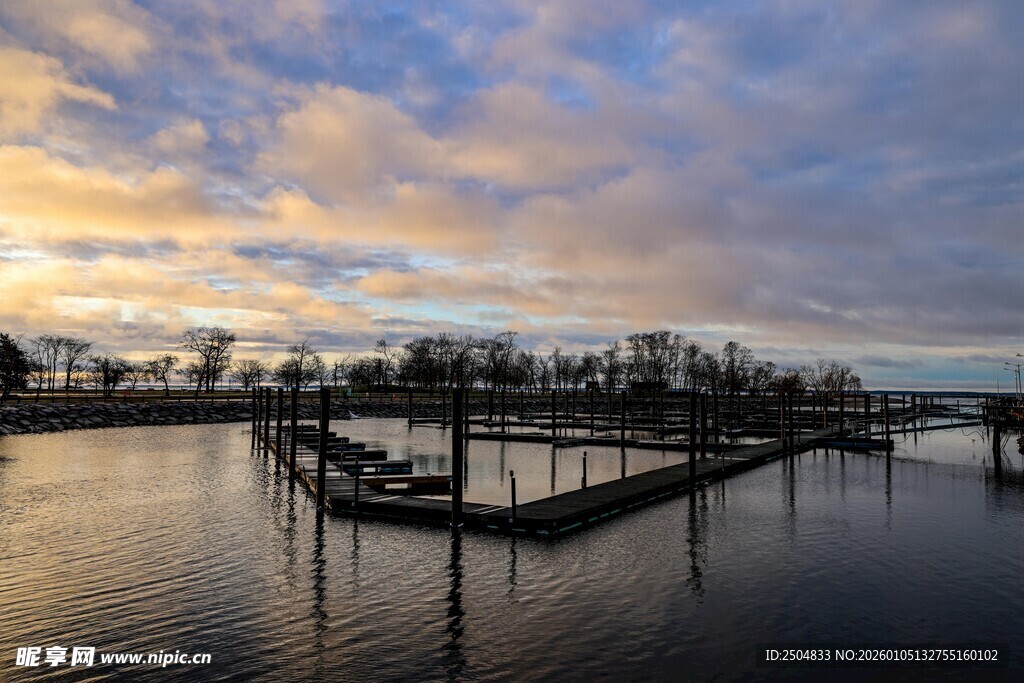 湖畔码头的美丽黄昏景色