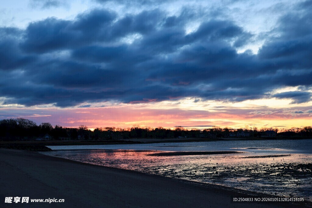夕阳下的湖畔壮丽云彩
