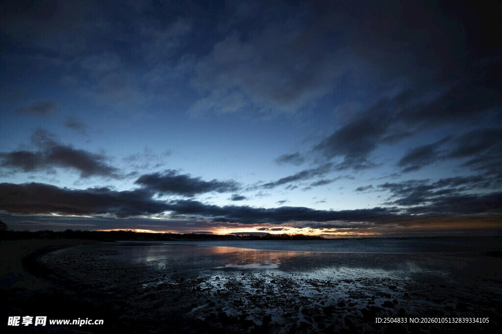 海边暮色天空与水面倒影