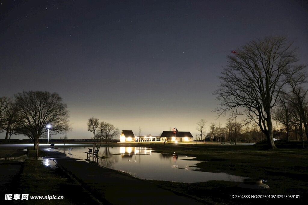夜晚河畔静谧风光