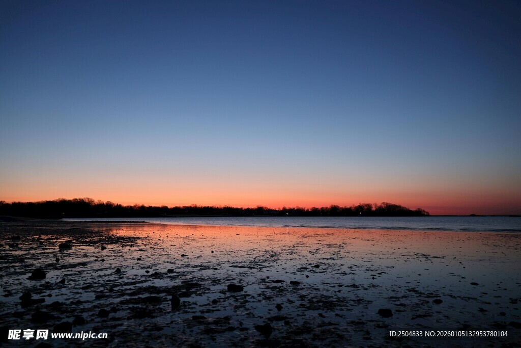 海边日落 水面映霞光