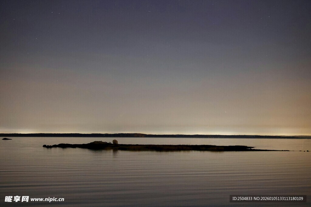 黄昏时分静谧的水面景象