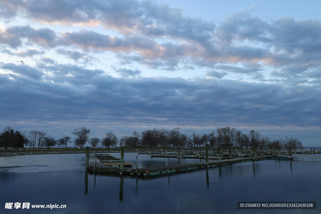 湖畔码头的静谧黄昏景色