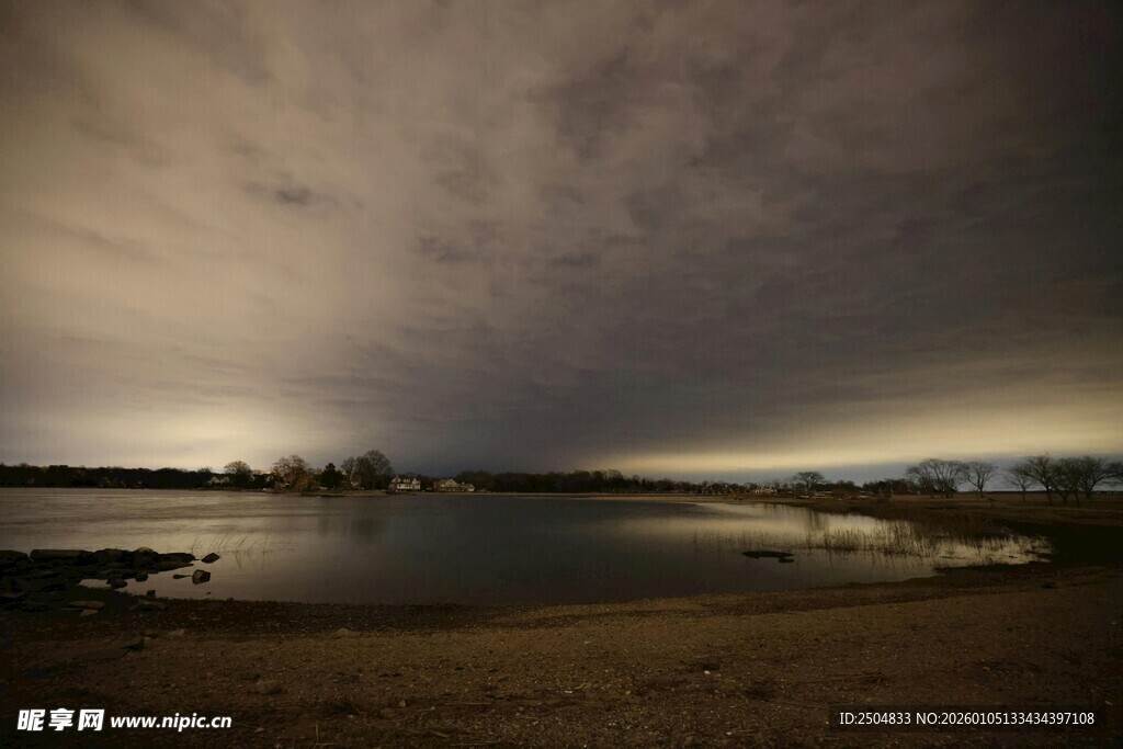 湖畔乌云密布的壮丽景象