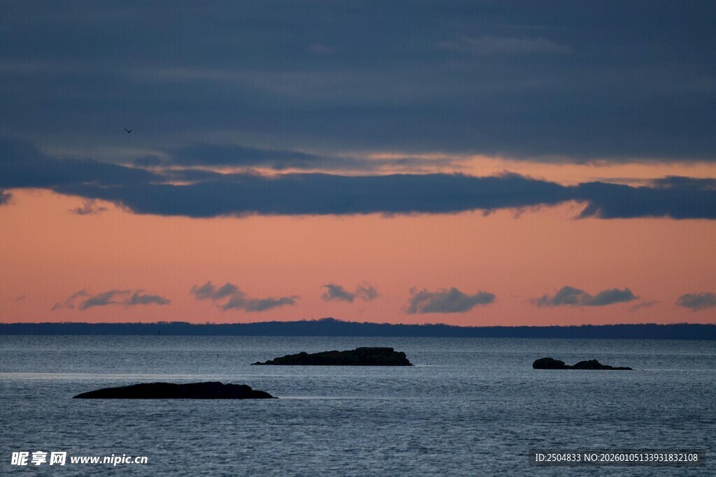 海上落日余晖中的礁石