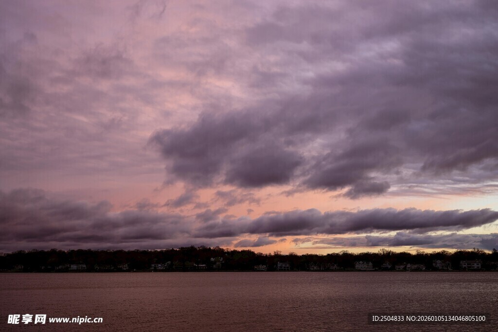 黄昏湖畔 云霞漫天