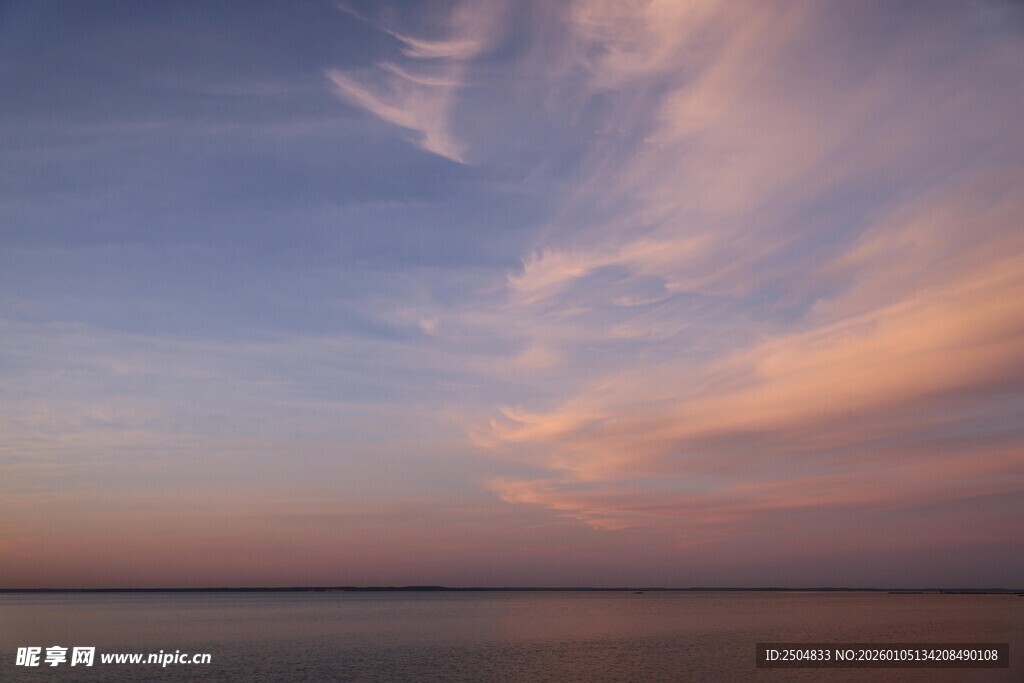 黄昏时分的绚丽天空