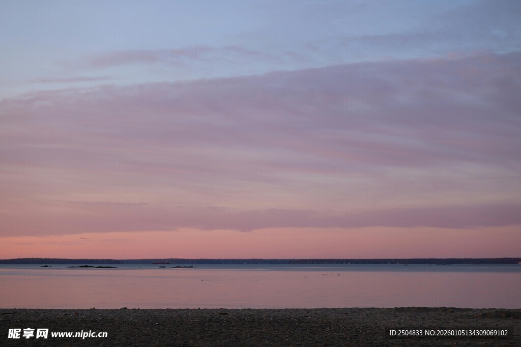 湖畔绝美日落天空景致