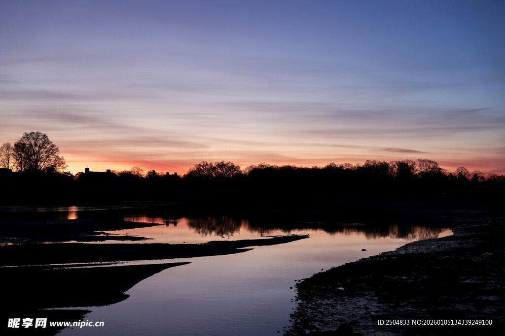 河畔日落美景
