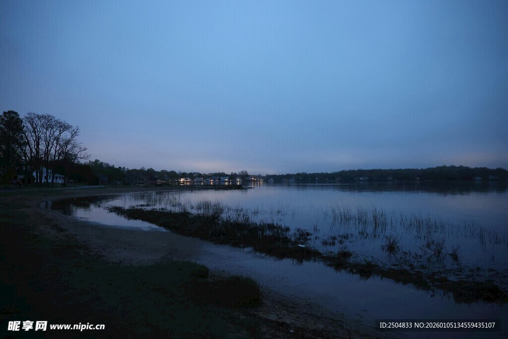 湖畔暮色风景